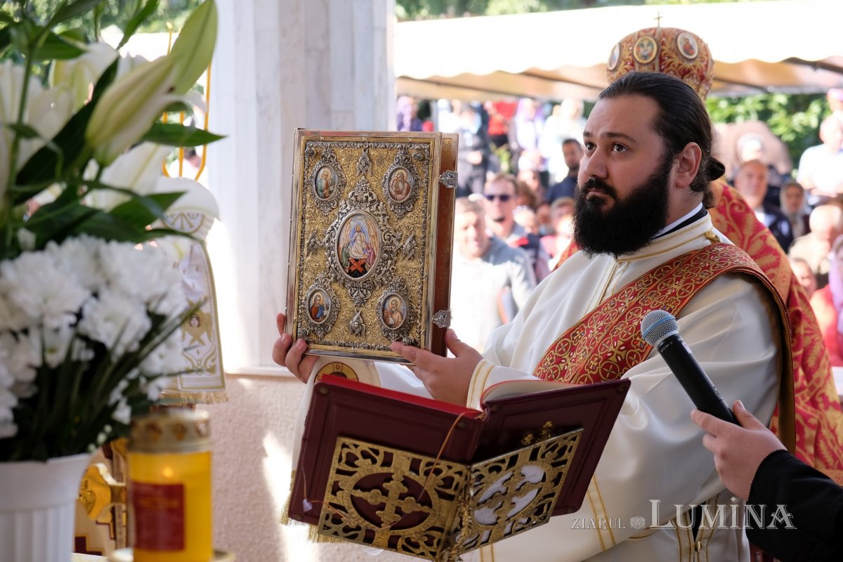 Cinstirea Sfintei Cruci prin Liturghie arhierească la Mănăstirea Caraiman 184119