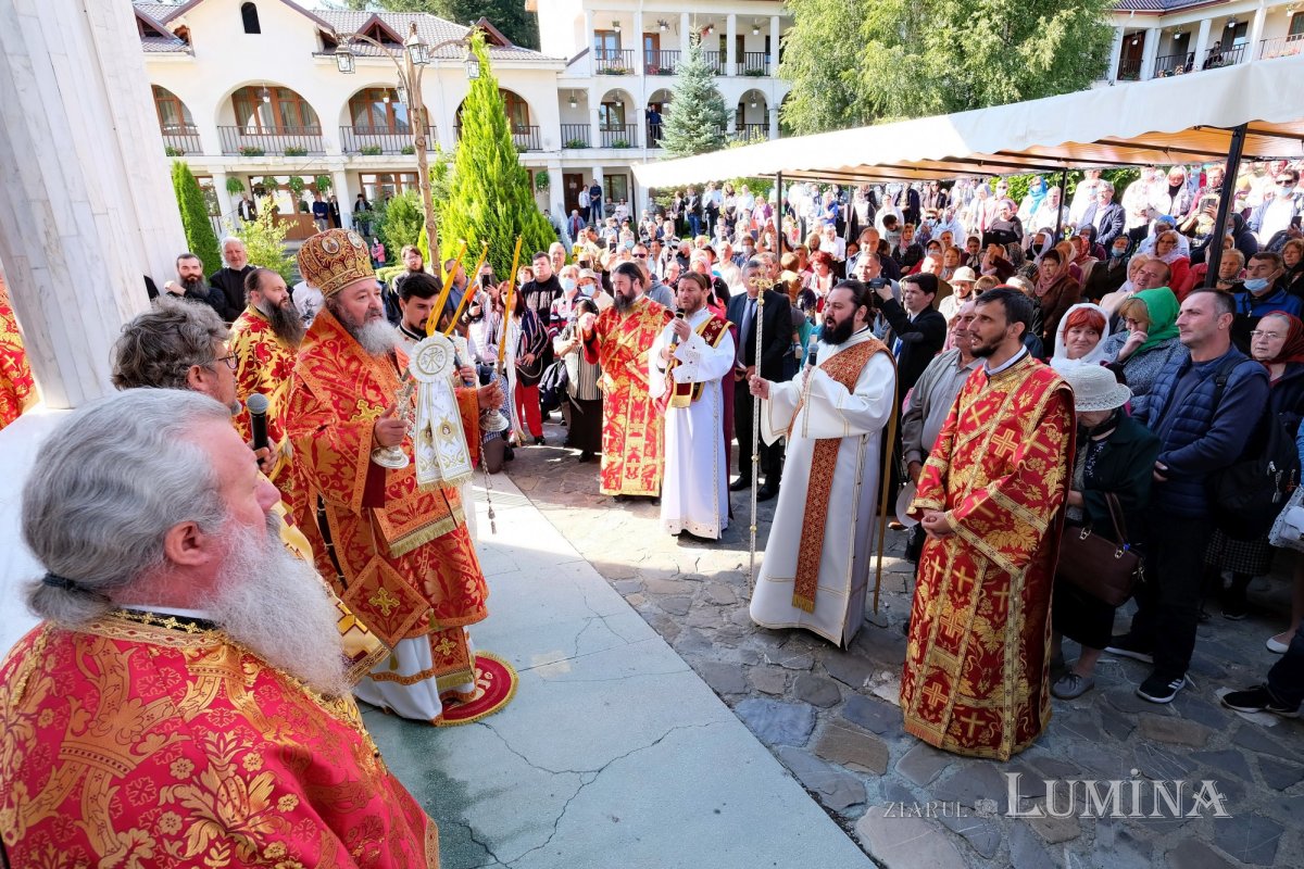 Cinstirea Sfintei Cruci prin Liturghie arhierească la Mănăstirea Caraiman 184121