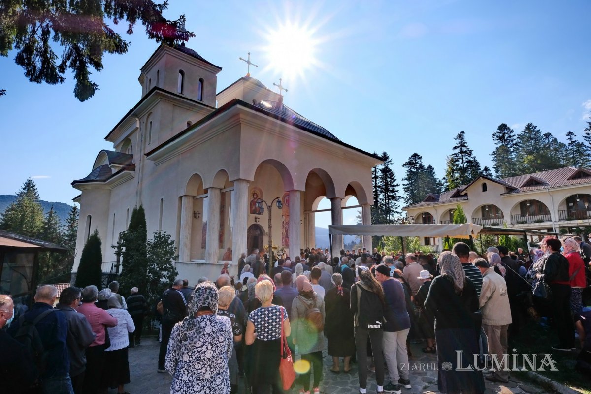 Cinstirea Sfintei Cruci prin Liturghie arhierească la Mănăstirea Caraiman 184122