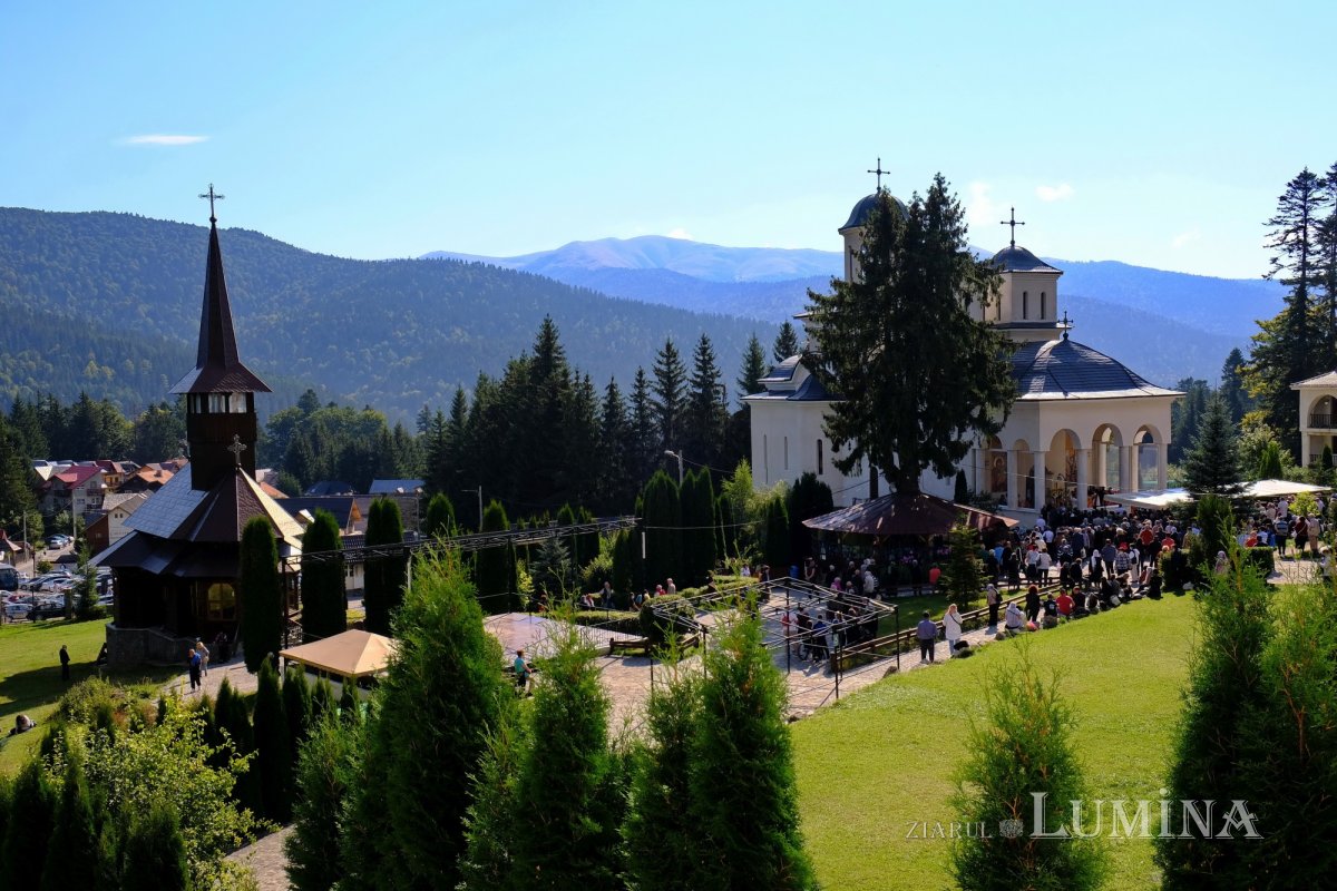 Cinstirea Sfintei Cruci prin Liturghie arhierească la Mănăstirea Caraiman 184123