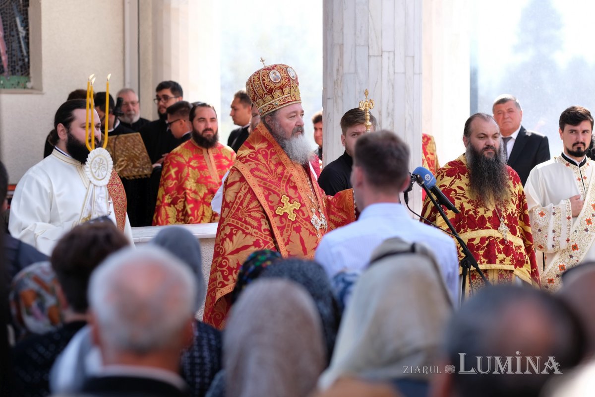 Cinstirea Sfintei Cruci prin Liturghie arhierească la Mănăstirea Caraiman 184124