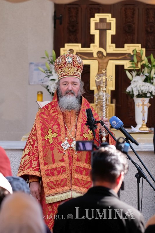 Cinstirea Sfintei Cruci prin Liturghie arhierească la Mănăstirea Caraiman 184125