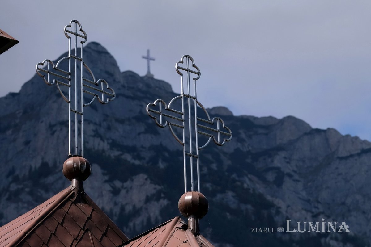 Cinstirea Sfintei Cruci prin Liturghie arhierească la Mănăstirea Caraiman 184126