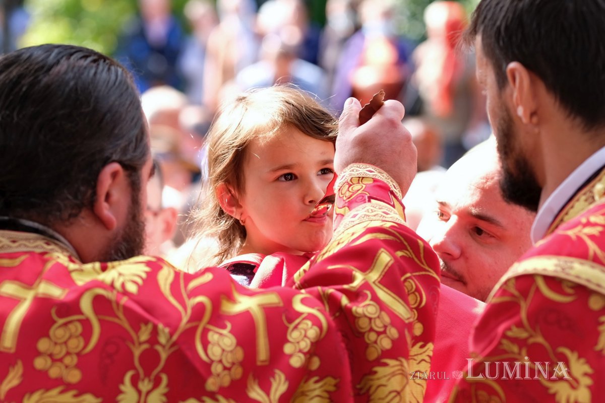 Cinstirea Sfintei Cruci prin Liturghie arhierească la Mănăstirea Caraiman 184127