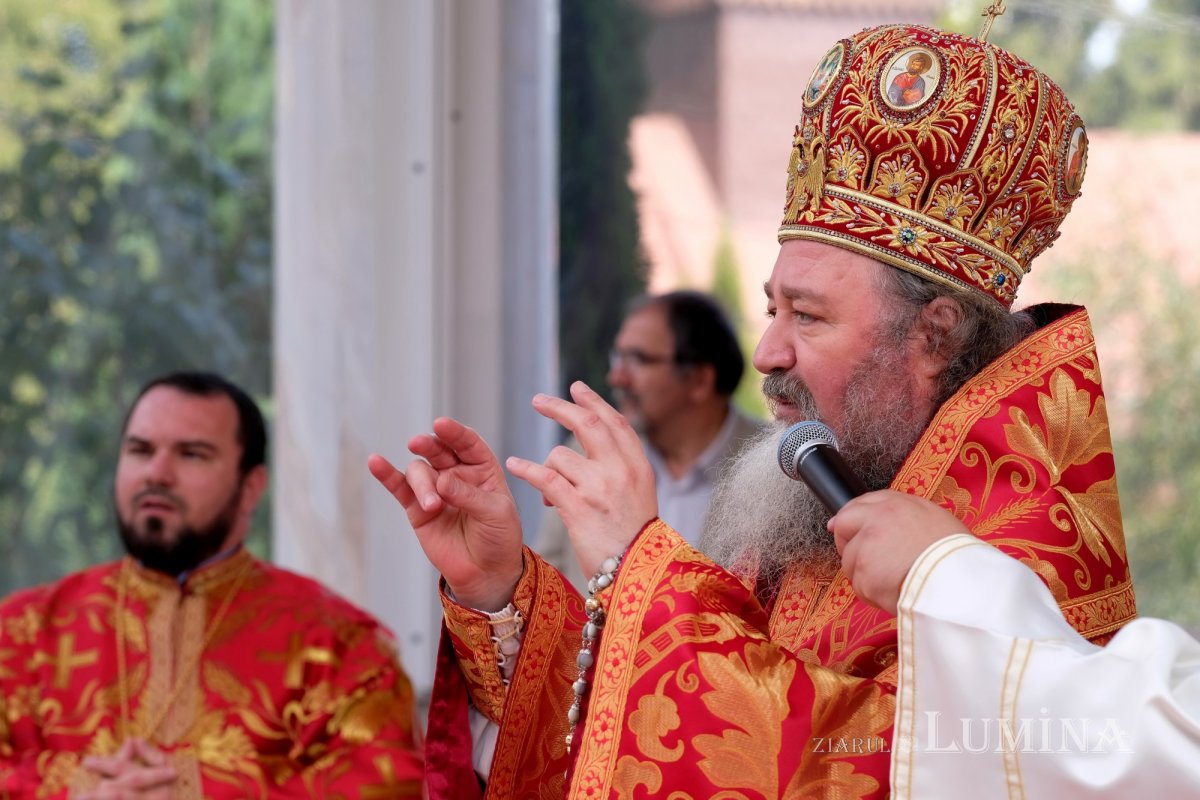 Cinstirea Sfintei Cruci prin Liturghie arhierească la Mănăstirea Caraiman 184128