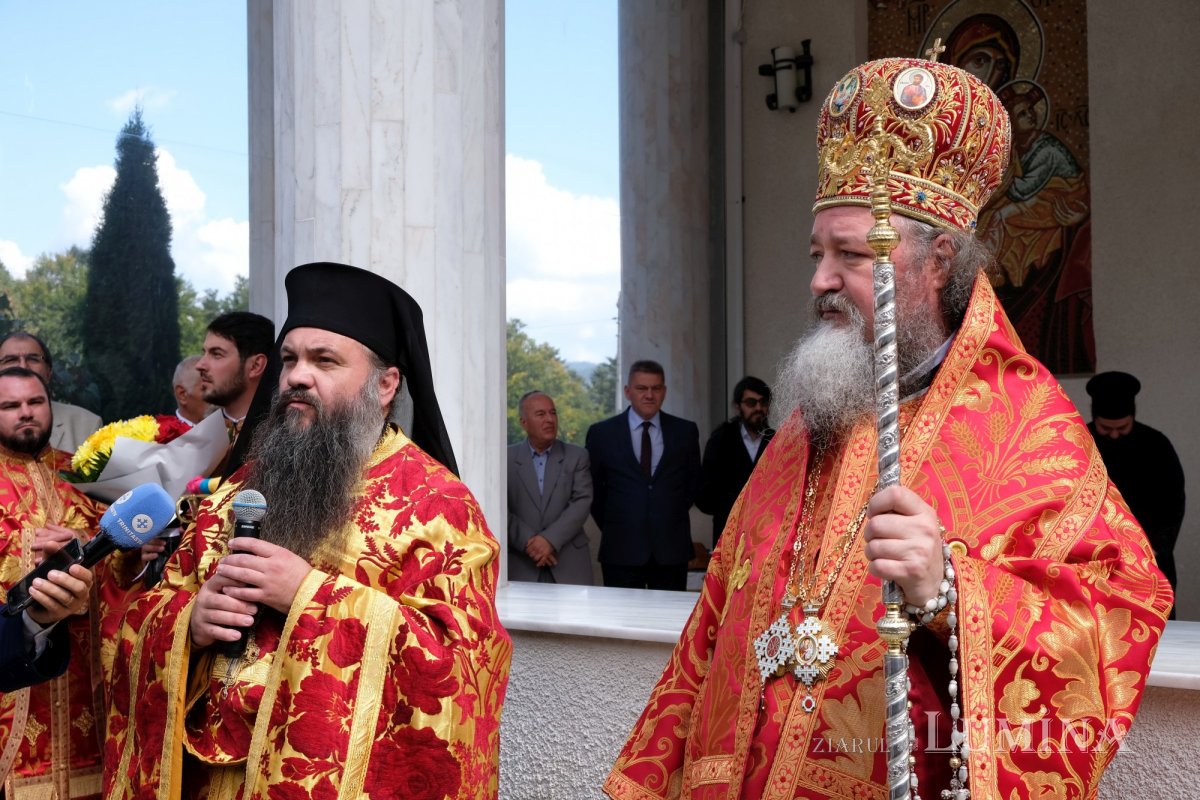 Cinstirea Sfintei Cruci prin Liturghie arhierească la Mănăstirea Caraiman 184129