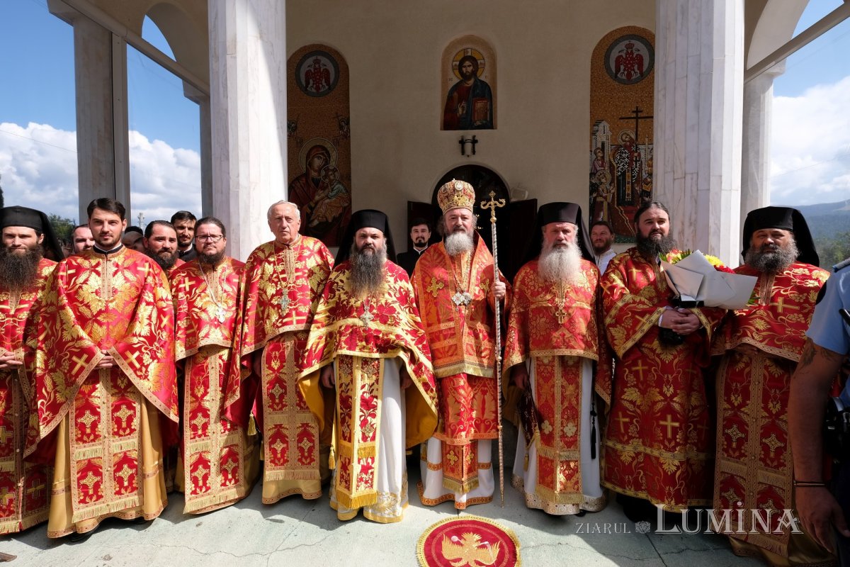 Cinstirea Sfintei Cruci prin Liturghie arhierească la Mănăstirea Caraiman 184130