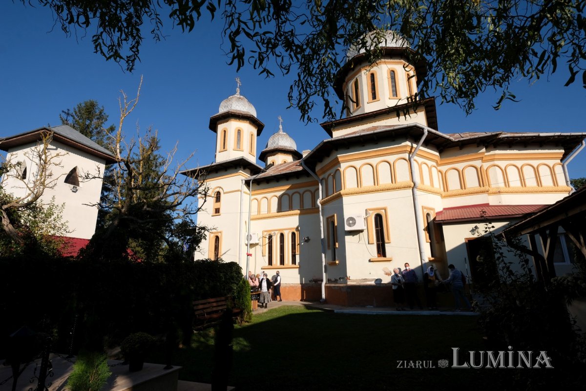 Un Altar de vară și o nouă raclă, sfințite la o parohie ilfoveană 184672