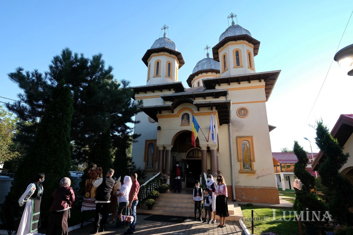 Un Altar de vară și o nouă raclă, sfințite la o parohie ilfoveană 184673