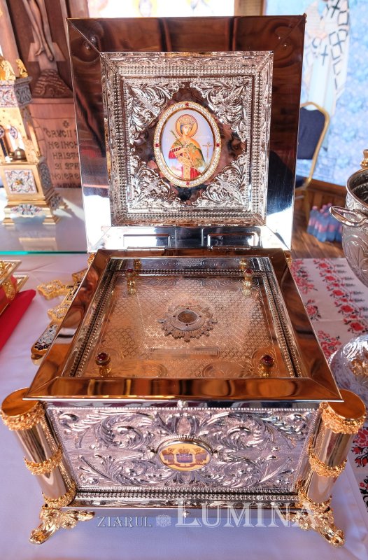 Un Altar de vară și o nouă raclă, sfințite la o parohie ilfoveană 184675