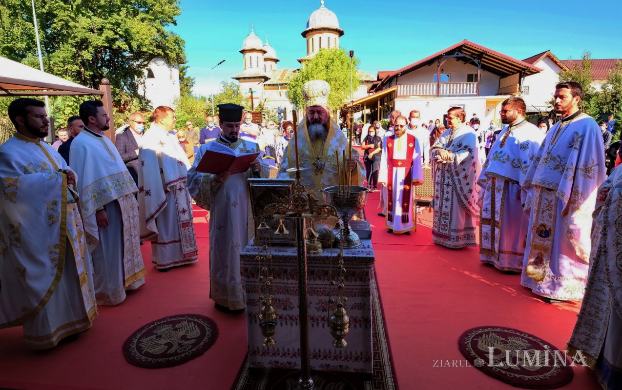 Un Altar de vară și o nouă raclă, sfințite la o parohie ilfoveană 184678