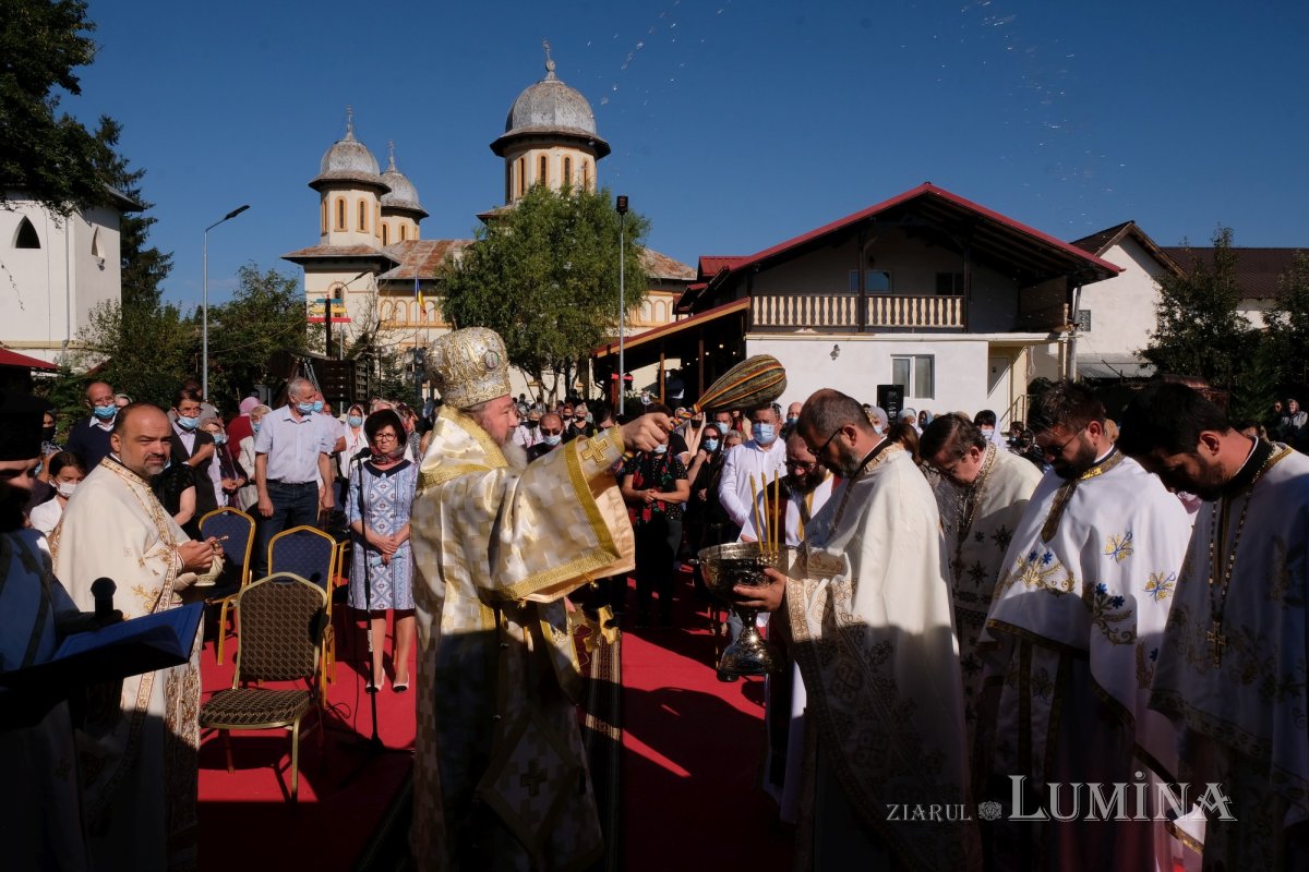 Un Altar de vară și o nouă raclă, sfințite la o parohie ilfoveană 184679