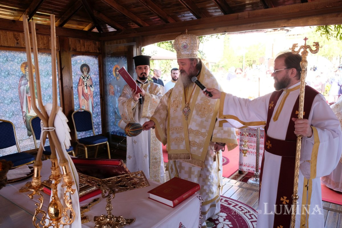 Un Altar de vară și o nouă raclă, sfințite la o parohie ilfoveană 184681
