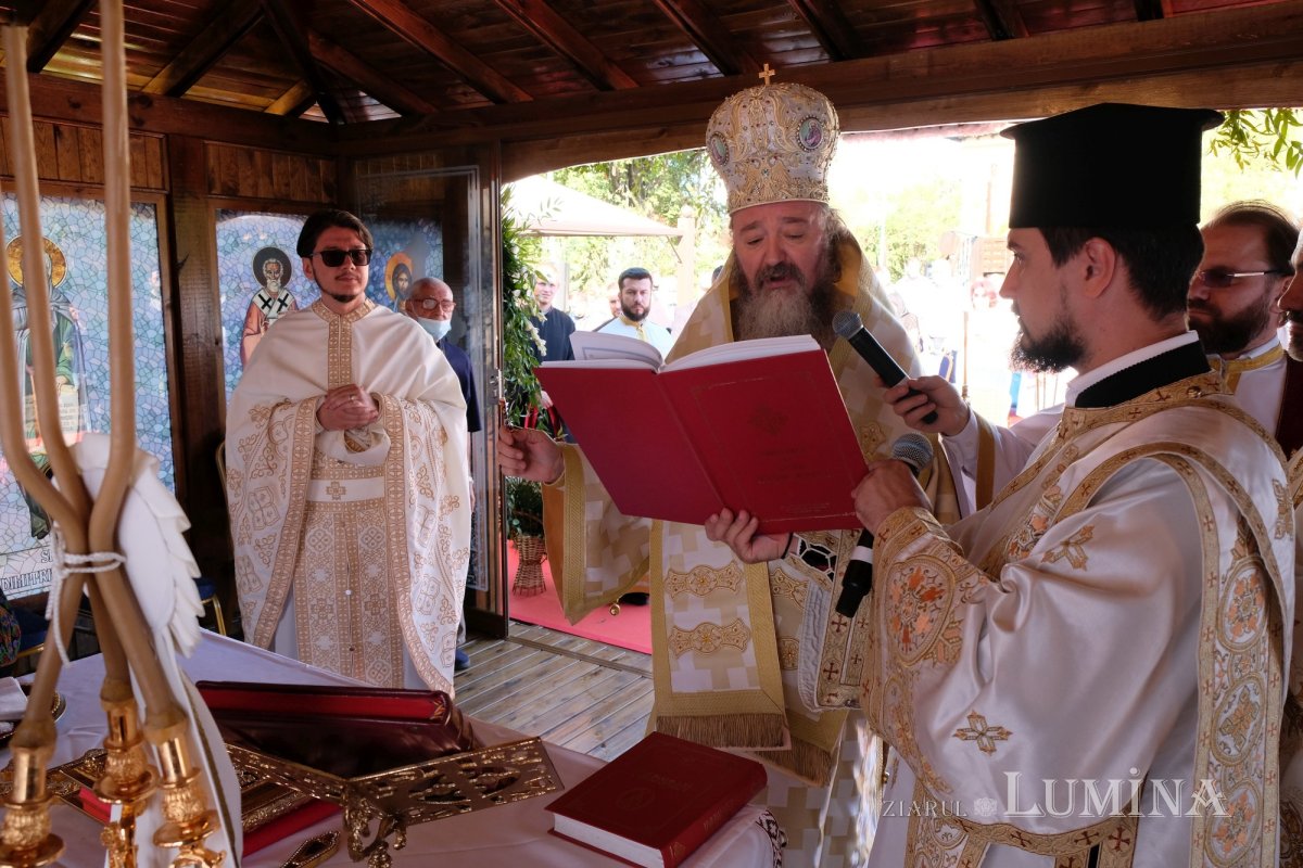 Un Altar de vară și o nouă raclă, sfințite la o parohie ilfoveană 184683
