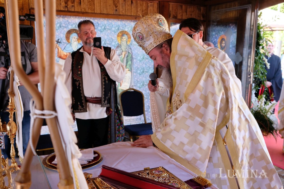 Un Altar de vară și o nouă raclă, sfințite la o parohie ilfoveană 184684