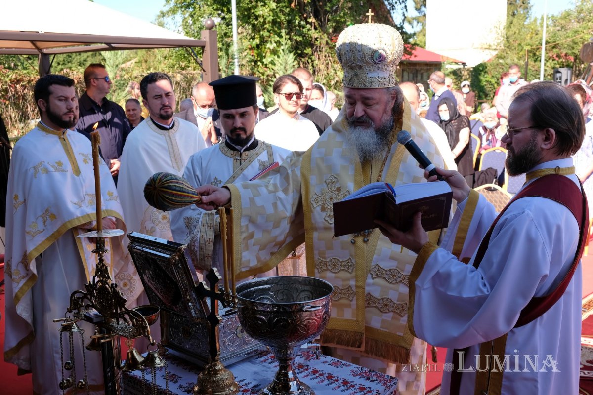 Un Altar de vară și o nouă raclă, sfințite la o parohie ilfoveană 184687