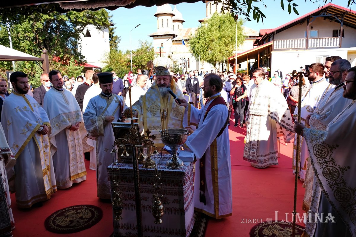 Un Altar de vară și o nouă raclă, sfințite la o parohie ilfoveană 184688