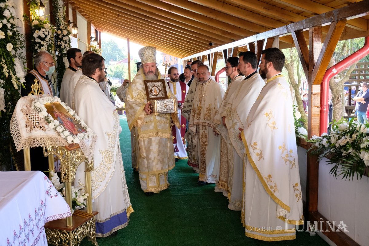 Un Altar de vară și o nouă raclă, sfințite la o parohie ilfoveană 184689