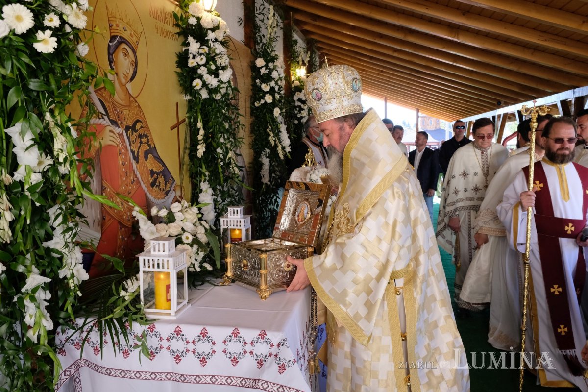 Un Altar de vară și o nouă raclă, sfințite la o parohie ilfoveană 184690