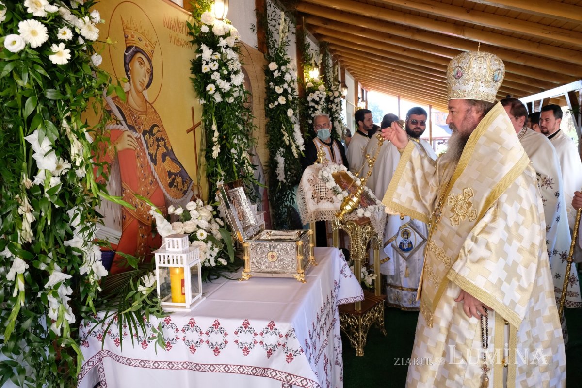 Un Altar de vară și o nouă raclă, sfințite la o parohie ilfoveană 184691
