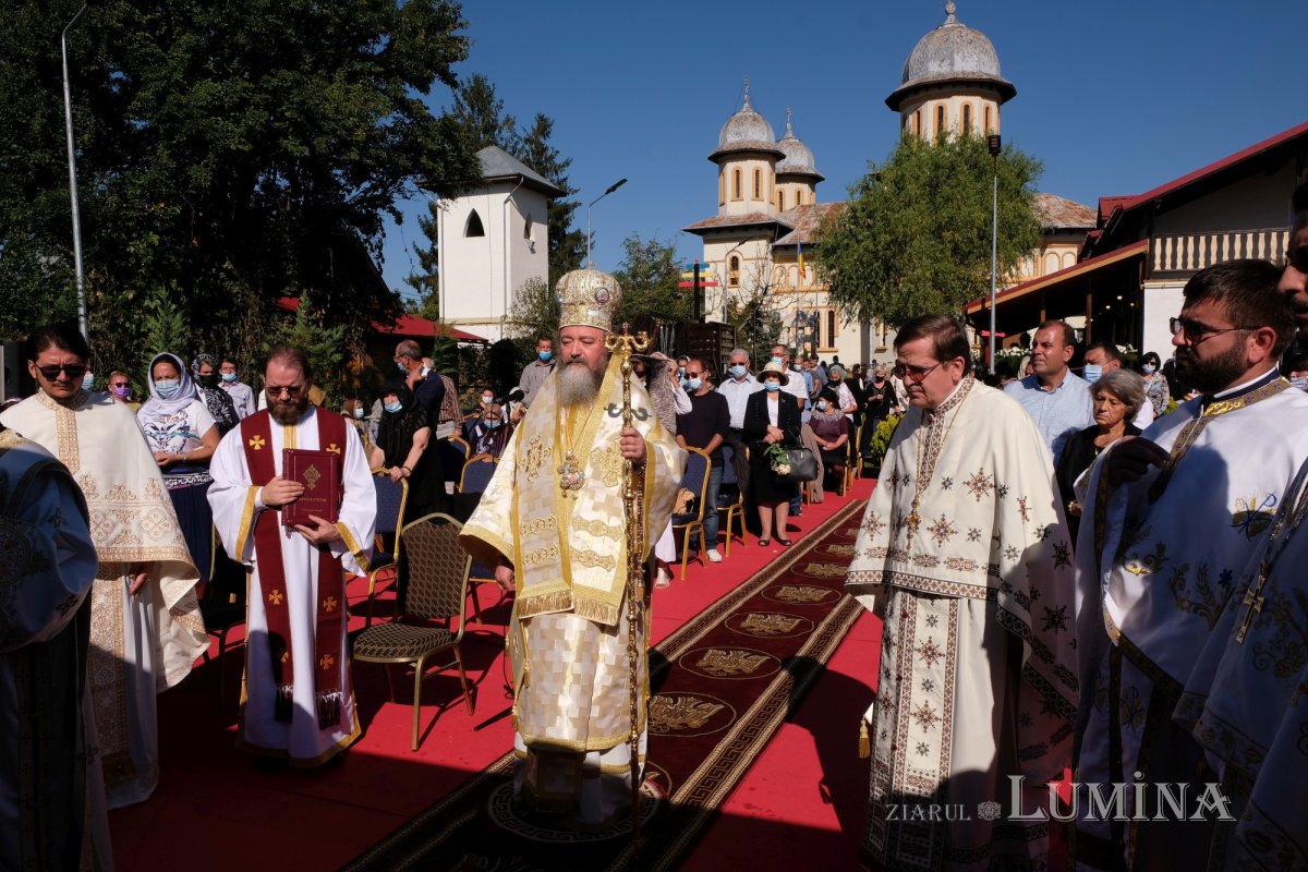 Un Altar de vară și o nouă raclă, sfințite la o parohie ilfoveană 184695