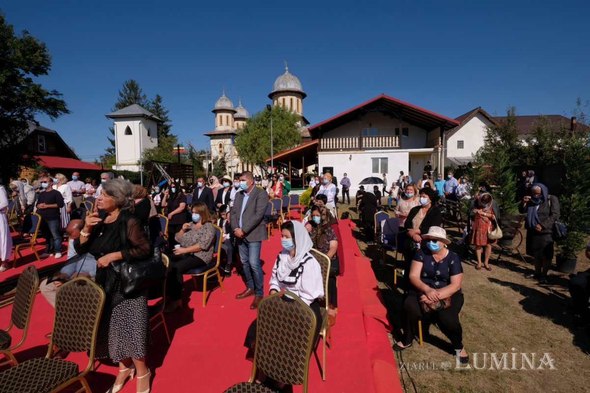 Un Altar de vară și o nouă raclă, sfințite la o parohie ilfoveană 184698