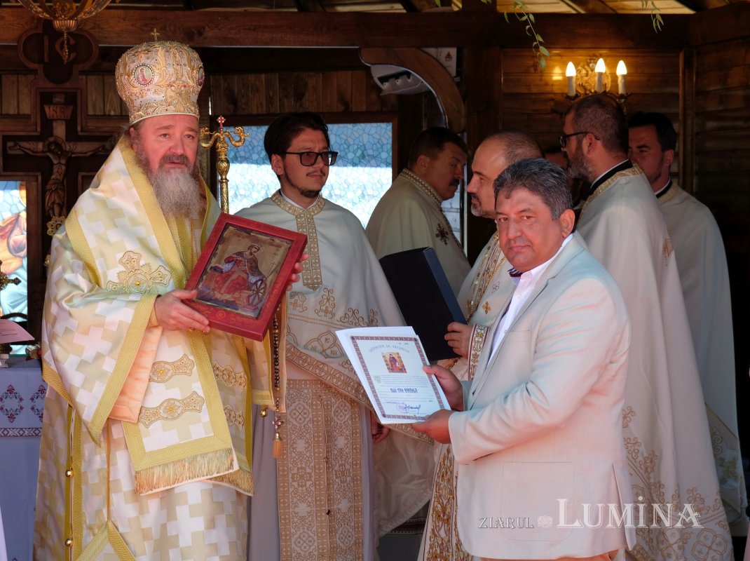 Un Altar de vară și o nouă raclă, sfințite la o parohie ilfoveană 184705