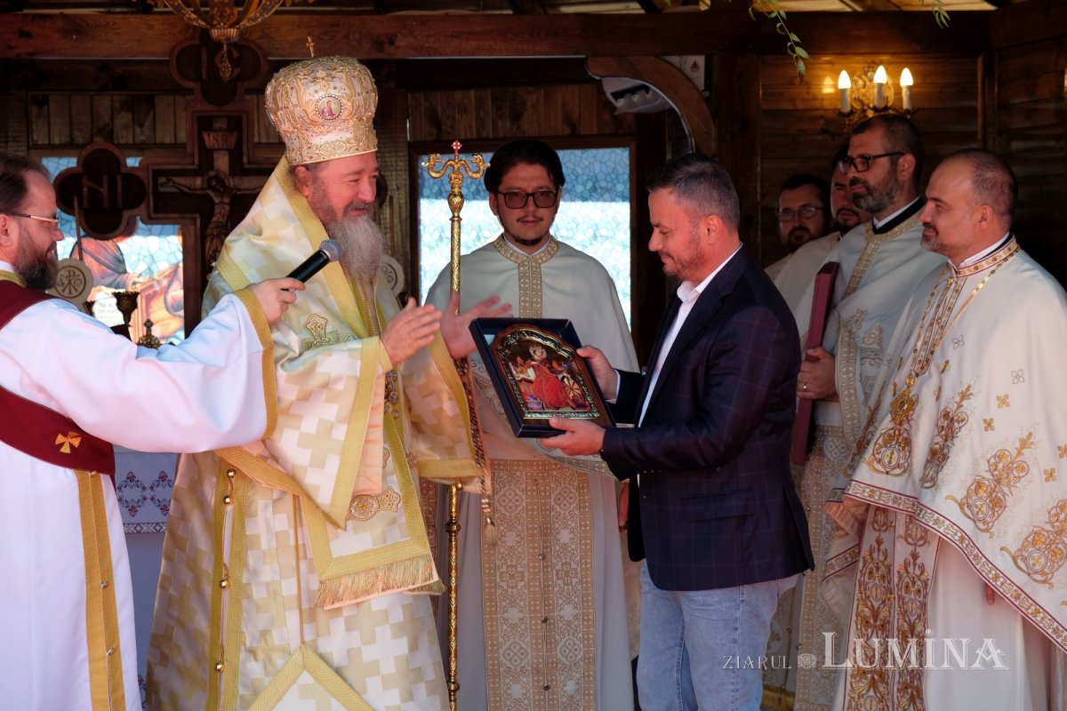 Un Altar de vară și o nouă raclă, sfințite la o parohie ilfoveană 184706