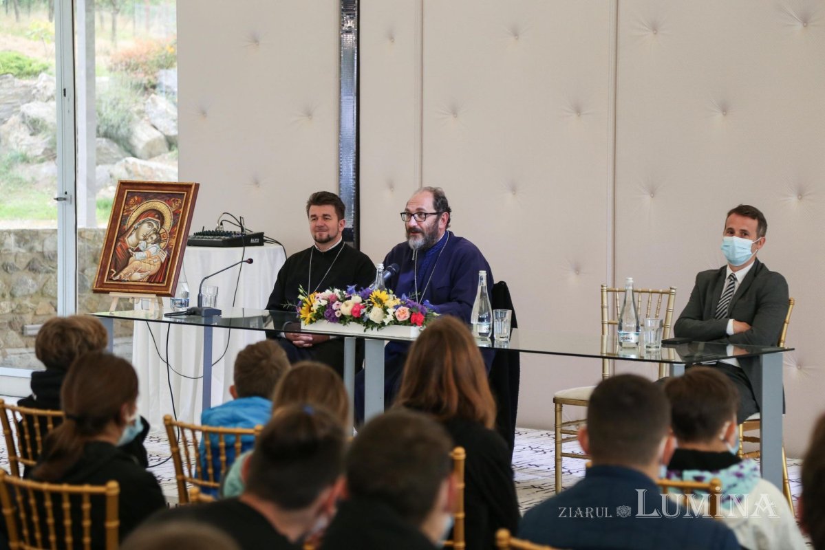 Părintele Constantin Necula s-a întânit cu 320 de elevi. „Învăţaţi că ce aveţi de făcut vă aparţine!” 185163