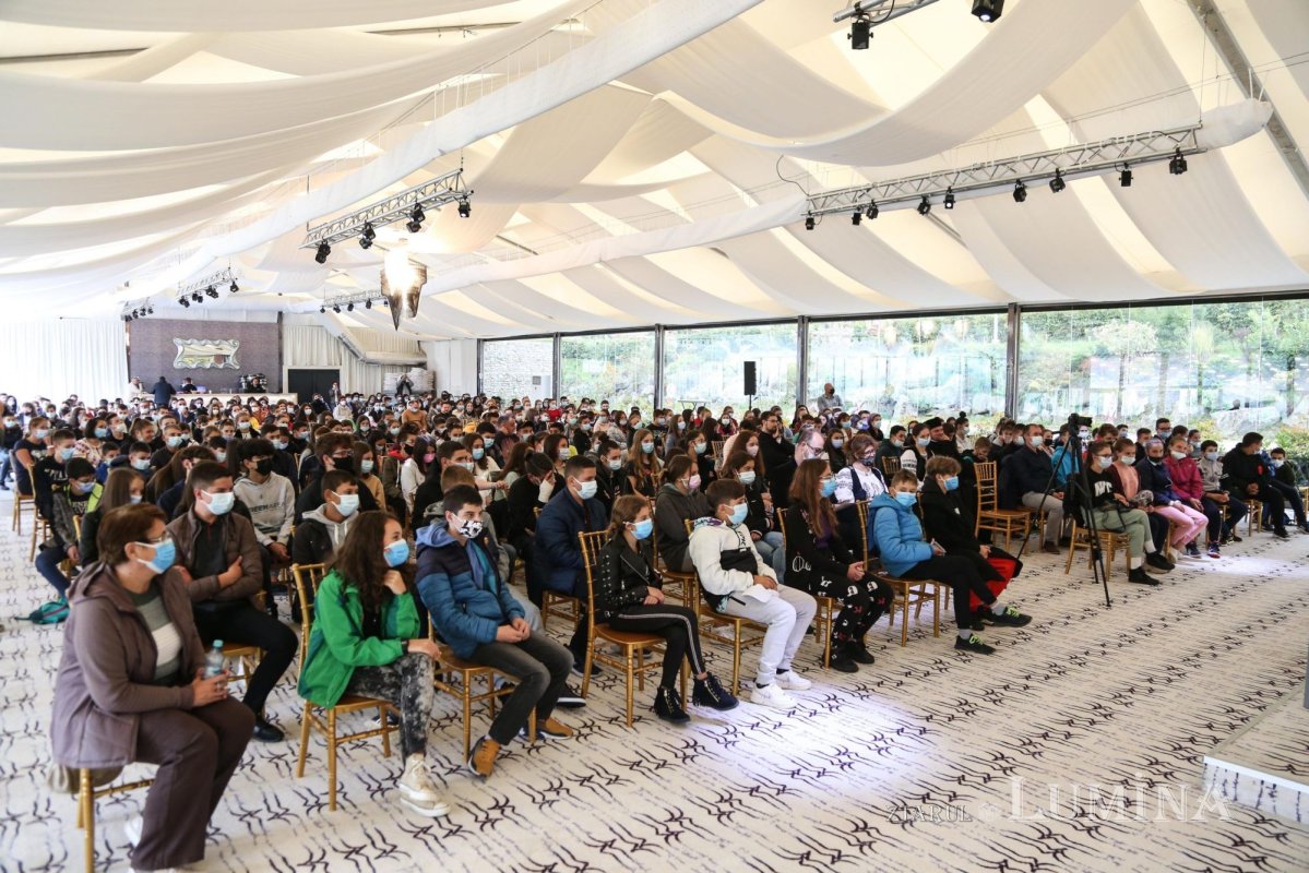 Părintele Constantin Necula s-a întânit cu 320 de elevi. „Învăţaţi că ce aveţi de făcut vă aparţine!” 185164