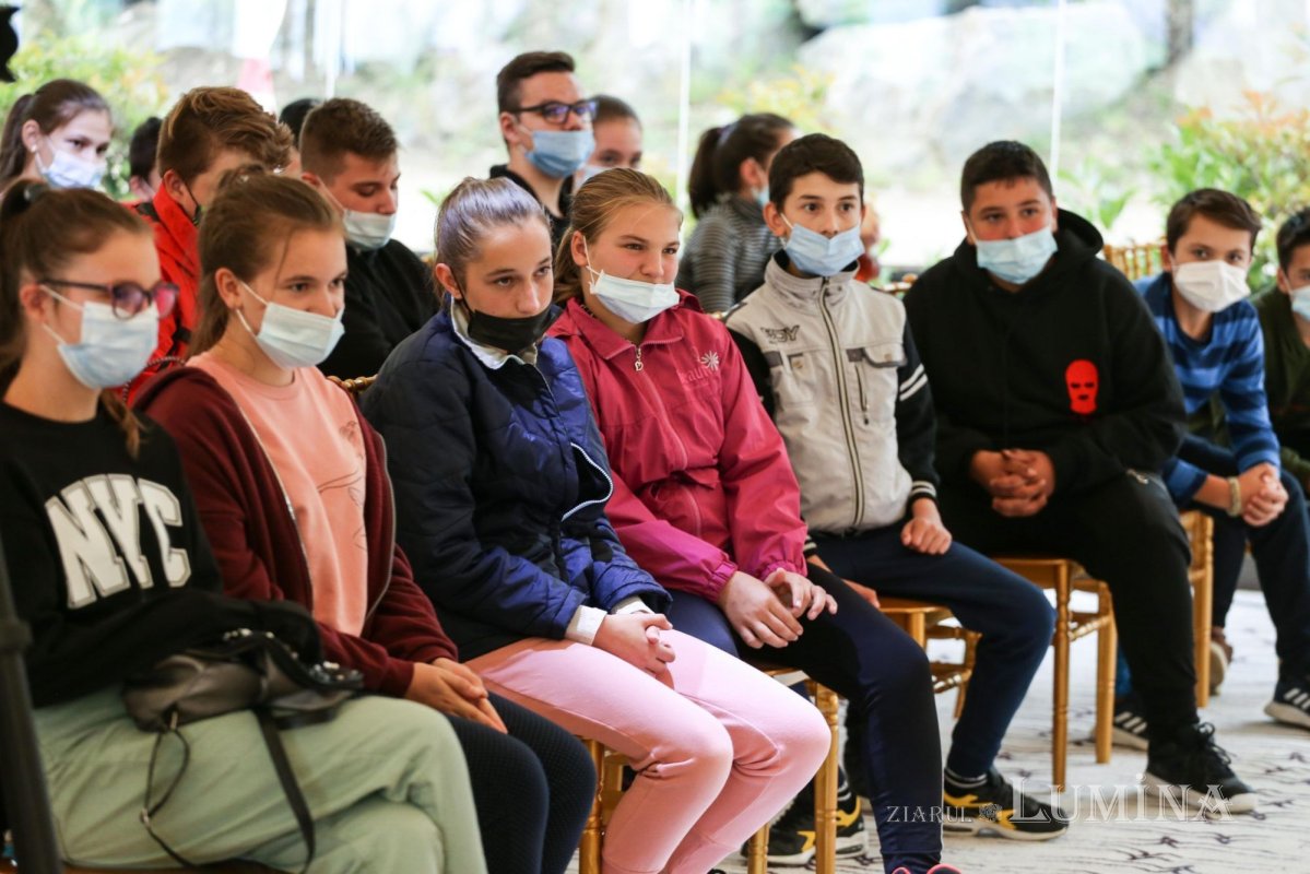 Părintele Constantin Necula s-a întânit cu 320 de elevi. „Învăţaţi că ce aveţi de făcut vă aparţine!” 185166