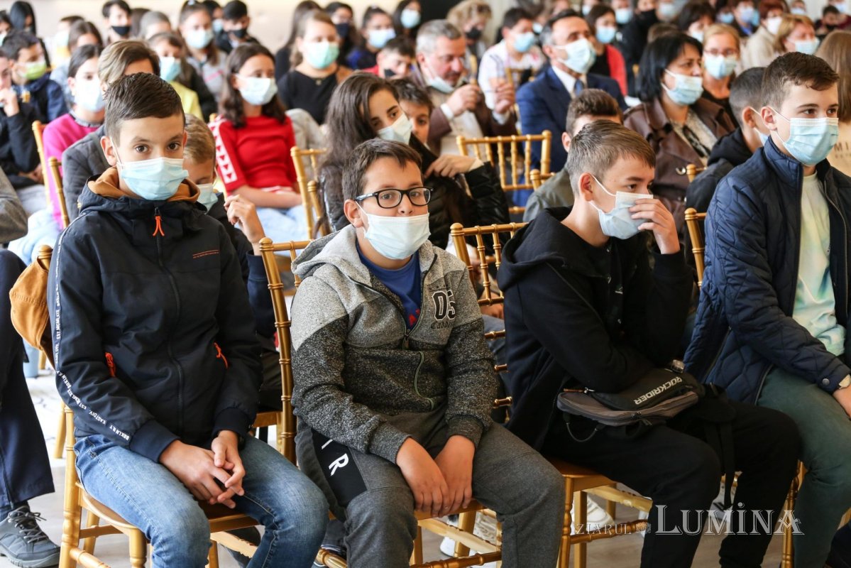 Părintele Constantin Necula s-a întânit cu 320 de elevi. „Învăţaţi că ce aveţi de făcut vă aparţine!” 185167