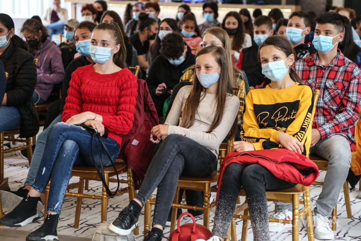 Părintele Constantin Necula s-a întânit cu 320 de elevi. „Învăţaţi că ce aveţi de făcut vă aparţine!” 185169