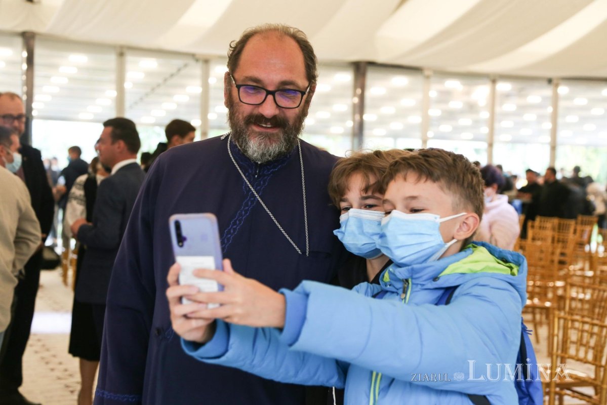 Părintele Constantin Necula s-a întânit cu 320 de elevi. „Învăţaţi că ce aveţi de făcut vă aparţine!” 185171