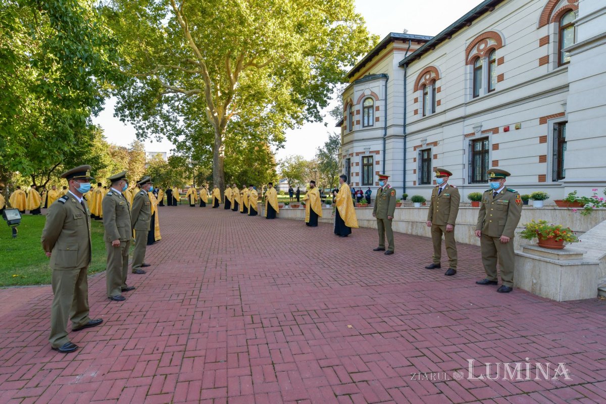 Osemintele Episcopului Nifon Niculescu purtate în procesiune la ceas de seară 185364