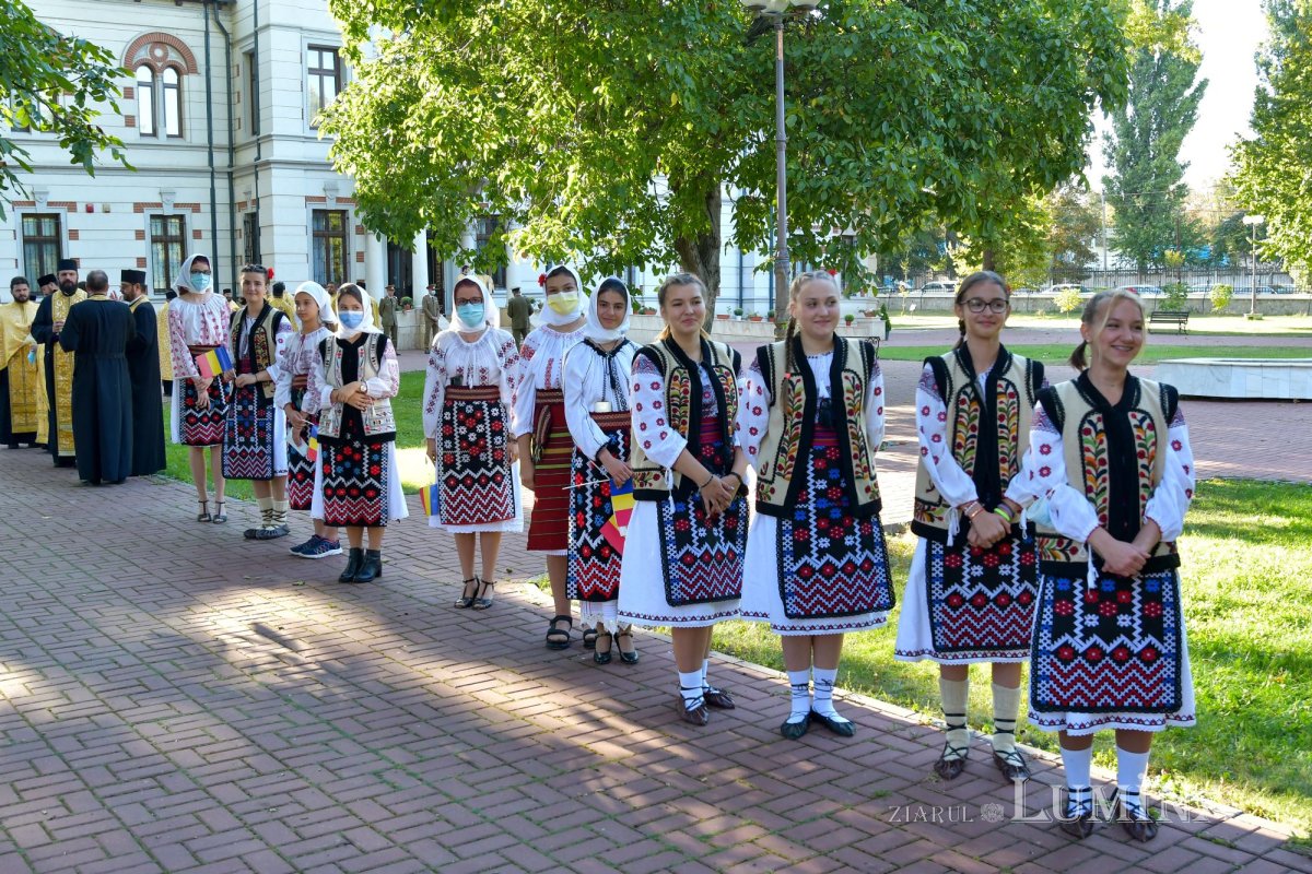 Osemintele Episcopului Nifon Niculescu purtate în procesiune la ceas de seară 185366