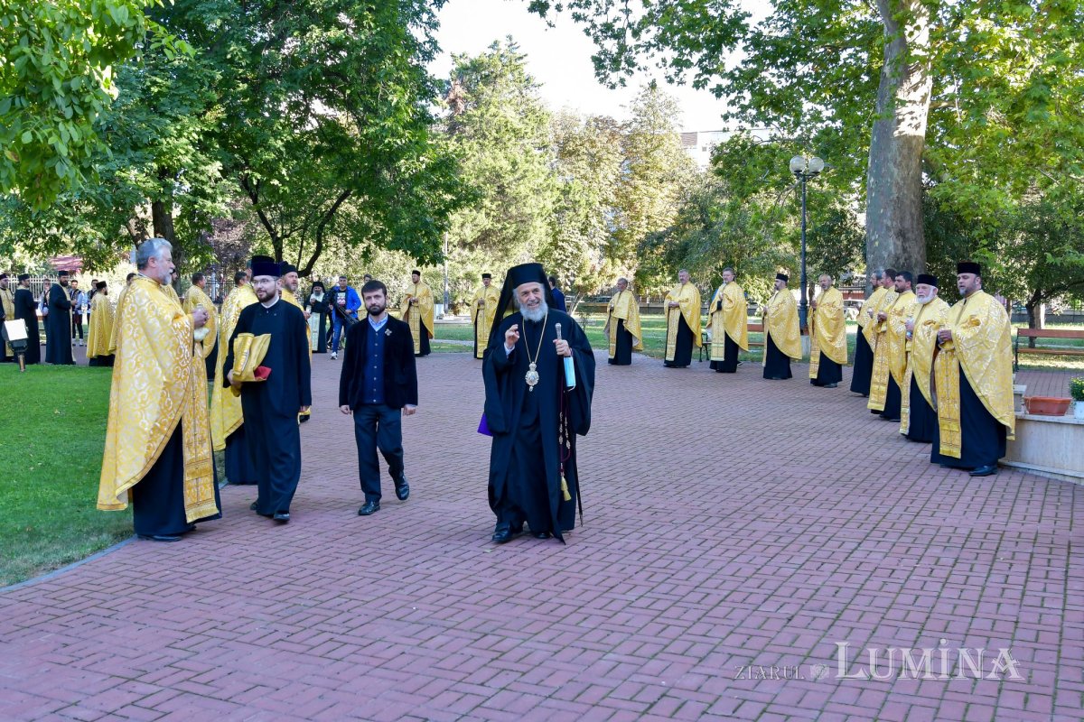 Osemintele Episcopului Nifon Niculescu purtate în procesiune la ceas de seară 185367