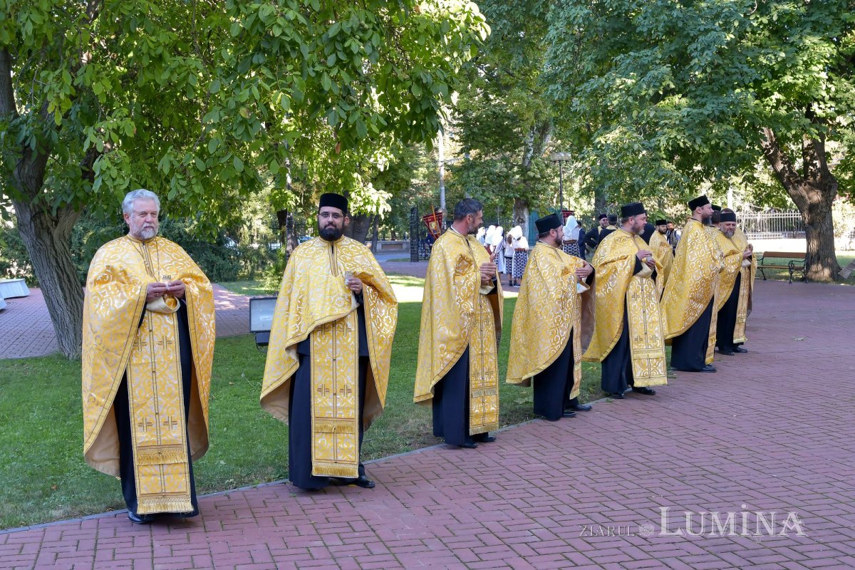 Osemintele Episcopului Nifon Niculescu purtate în procesiune la ceas de seară 185368
