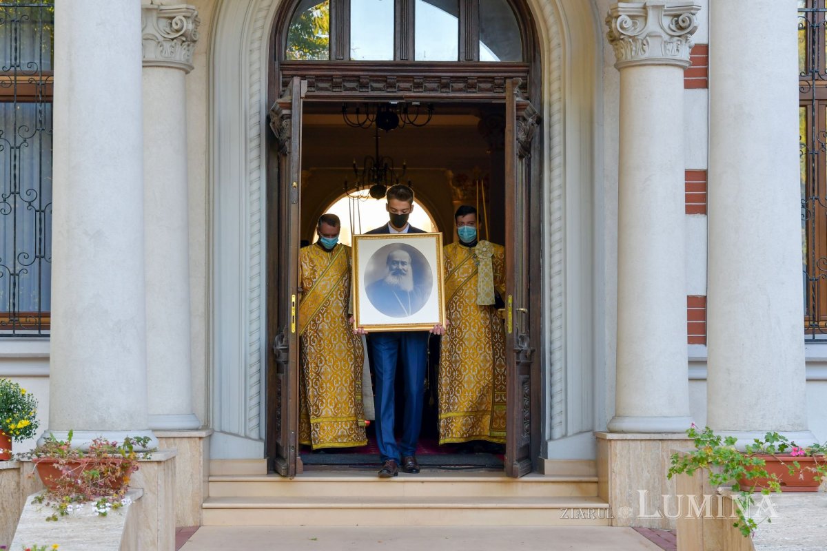 Osemintele Episcopului Nifon Niculescu purtate în procesiune la ceas de seară 185369