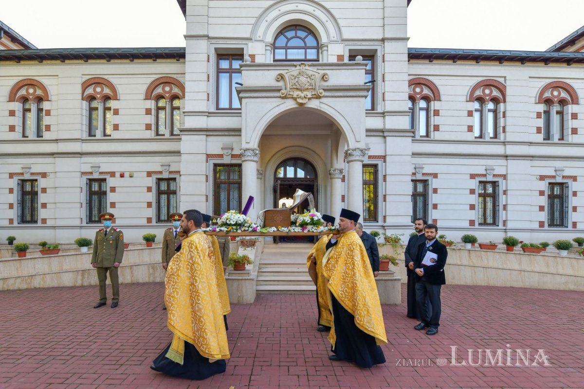 Osemintele Episcopului Nifon Niculescu purtate în procesiune la ceas de seară 185370