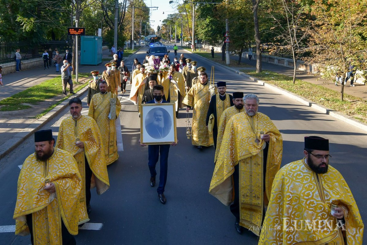 Osemintele Episcopului Nifon Niculescu purtate în procesiune la ceas de seară 185371