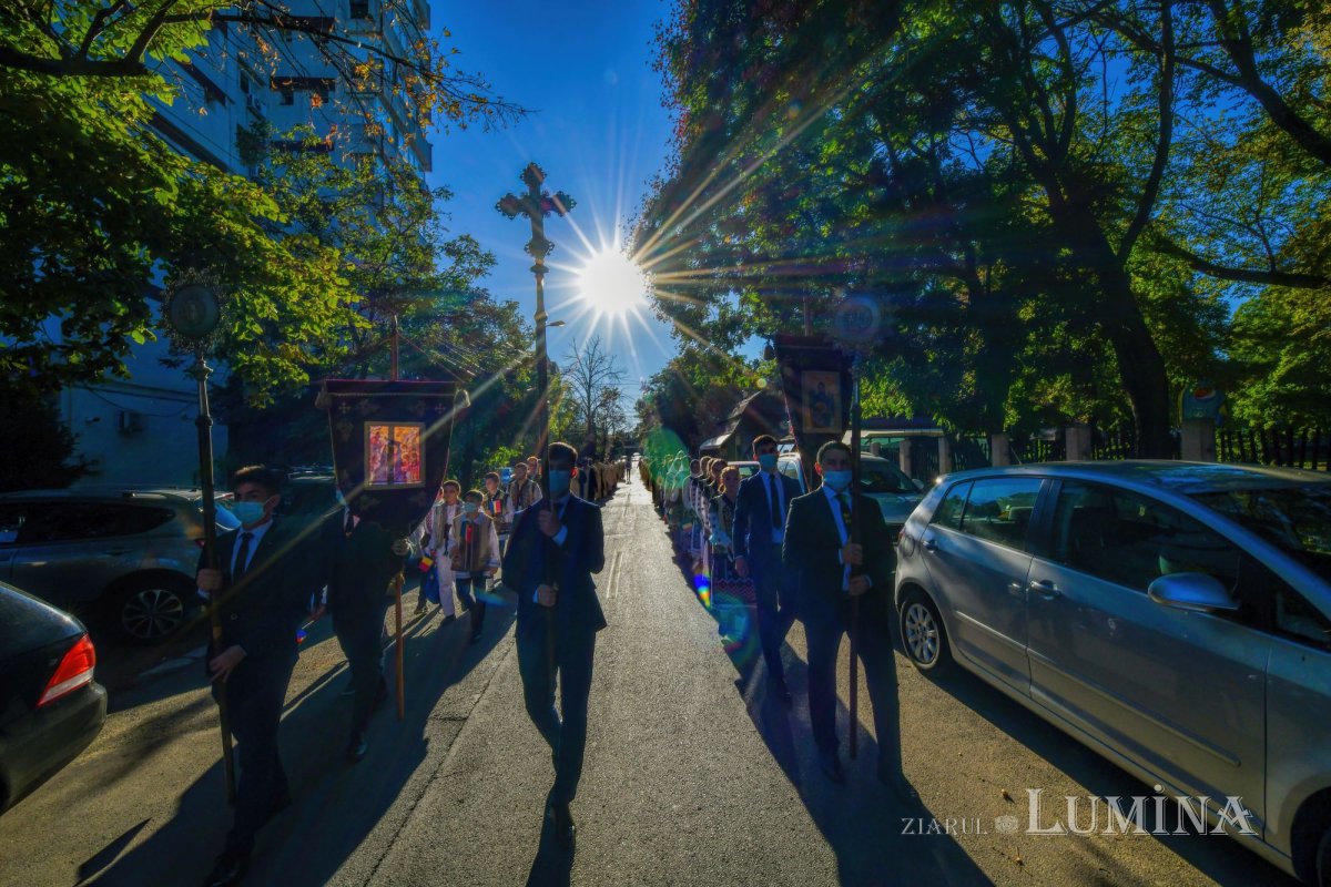 Osemintele Episcopului Nifon Niculescu purtate în procesiune la ceas de seară 185372