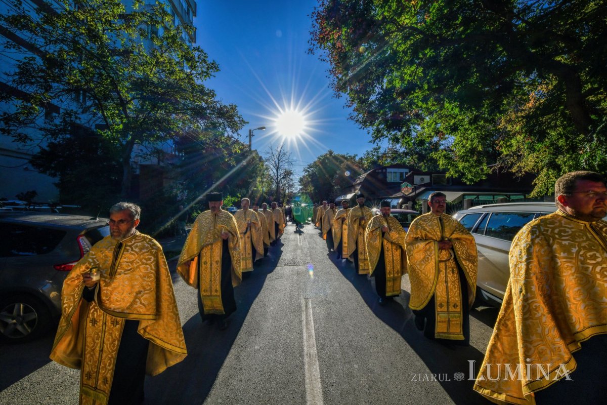 Osemintele Episcopului Nifon Niculescu purtate în procesiune la ceas de seară 185373