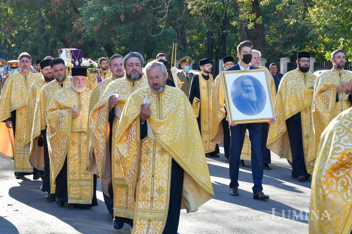 Osemintele Episcopului Nifon Niculescu purtate în procesiune la ceas de seară 185374