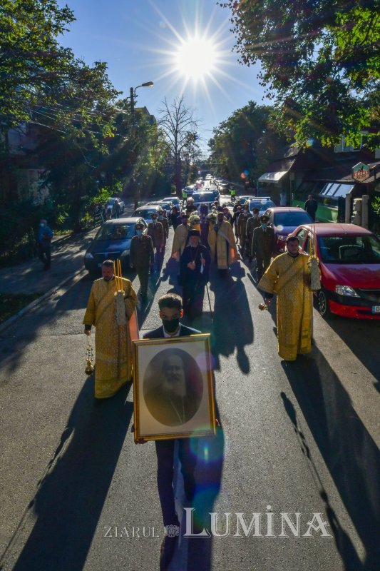 Osemintele Episcopului Nifon Niculescu purtate în procesiune la ceas de seară 185375