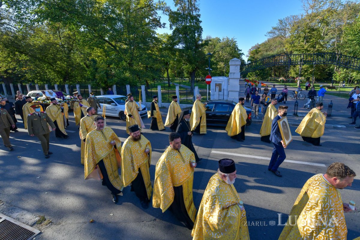 Osemintele Episcopului Nifon Niculescu purtate în procesiune la ceas de seară 185376
