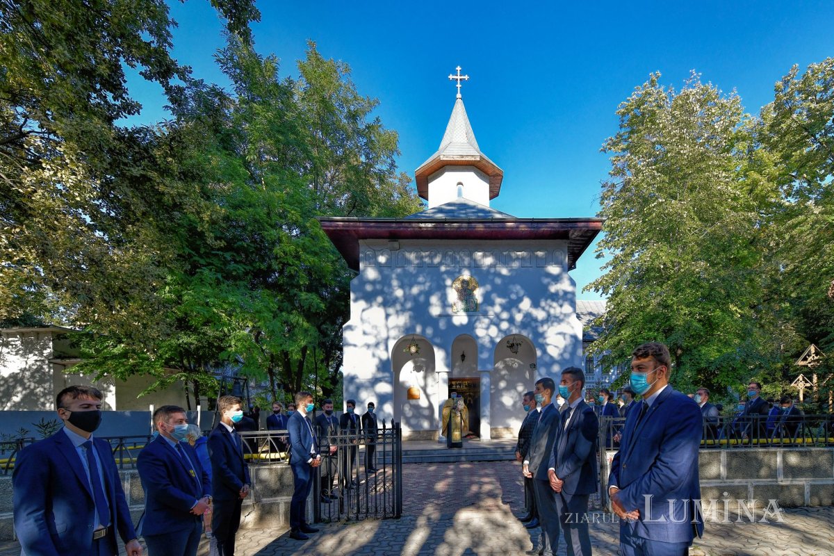 Osemintele Episcopului Nifon Niculescu purtate în procesiune la ceas de seară 185378