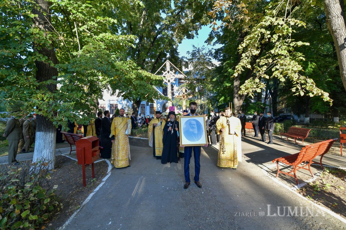 Osemintele Episcopului Nifon Niculescu purtate în procesiune la ceas de seară 185380