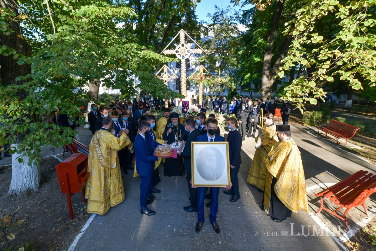 Osemintele Episcopului Nifon Niculescu purtate în procesiune la ceas de seară 185381