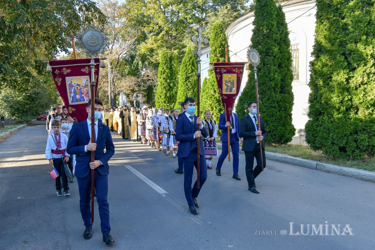 Osemintele Episcopului Nifon Niculescu purtate în procesiune la ceas de seară 185382